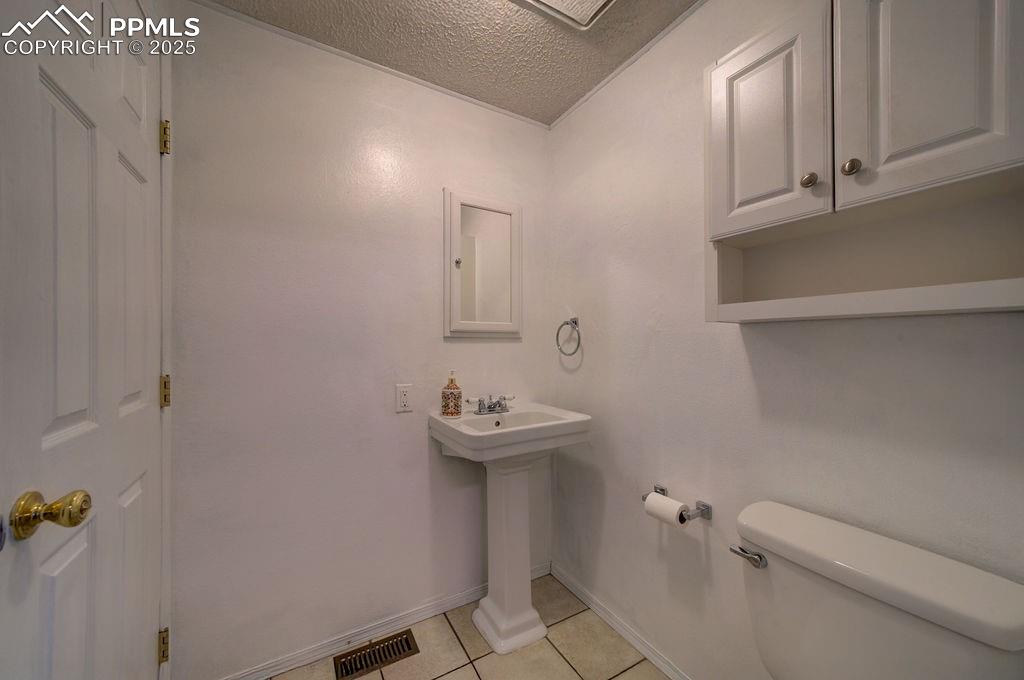 Image 19 of 49: Bathroom