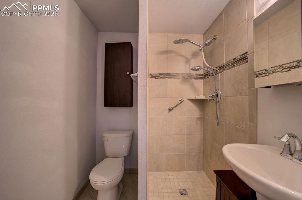 Image 34 of 49: Bathroom