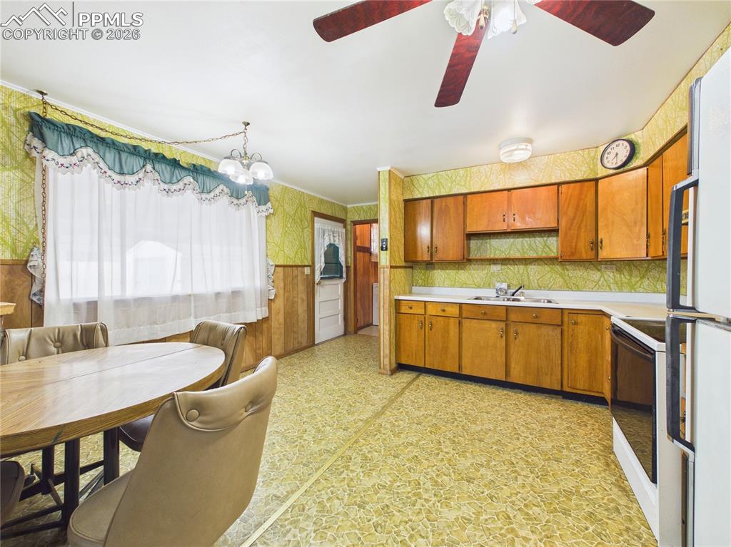 Image 12 of 37: Kitchen