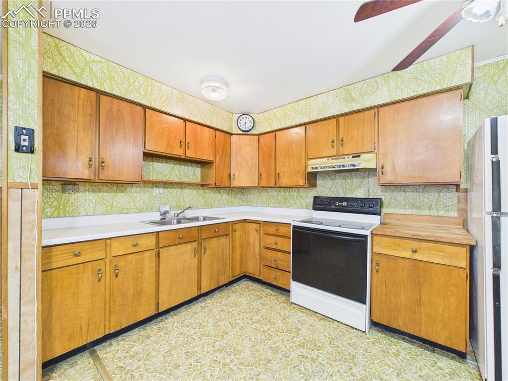 Image 13 of 37: Kitchen