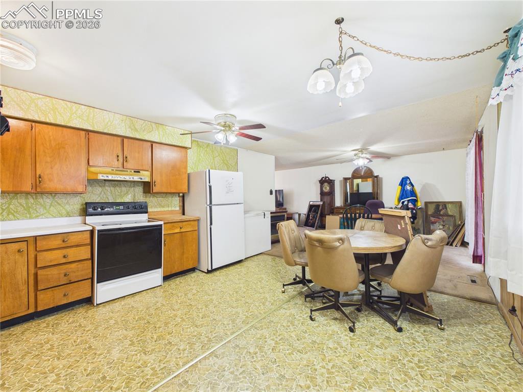 Image 14 of 37: Kitchen