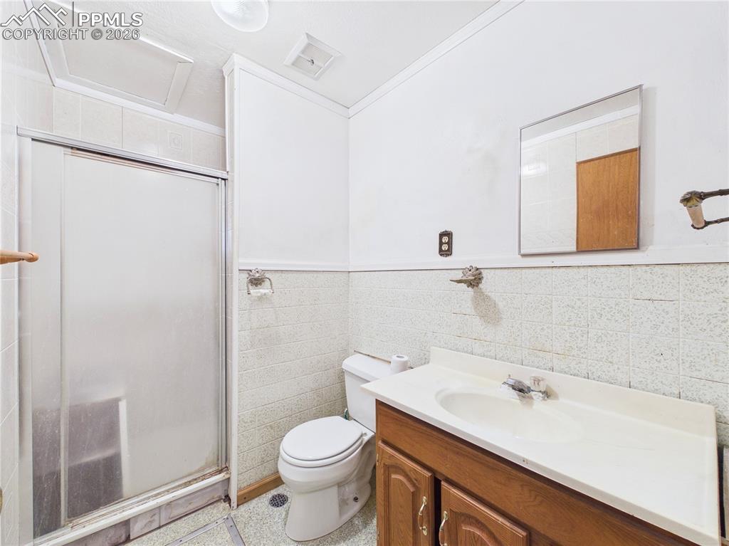 Image 17 of 37: Bathroom