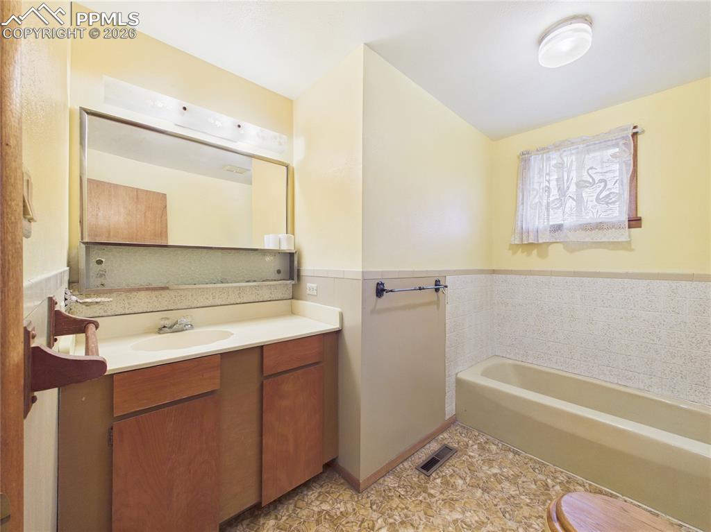 Image 20 of 37: Bathroom