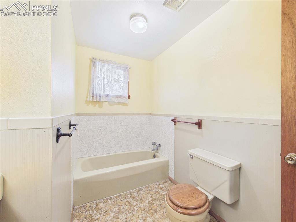 Image 21 of 37: Bathroom