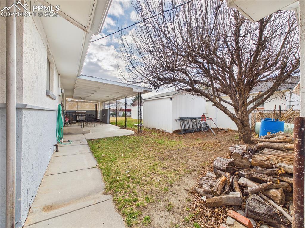 Image 34 of 37: Yard