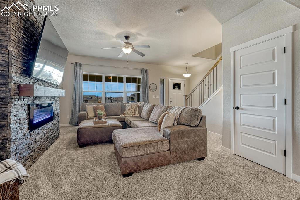 Image 8 of 50: Large view window in the Living Room to the front yard.