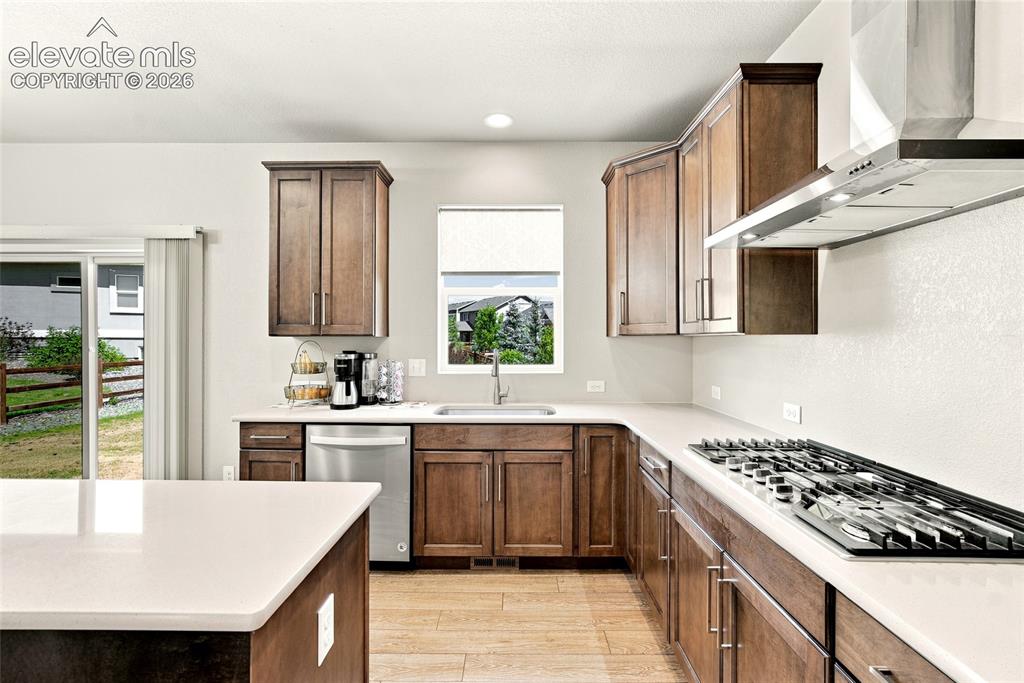 Image 18 of 50: Kitchen