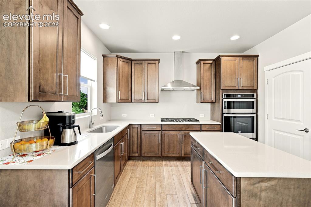 Image 19 of 50: Kitchen