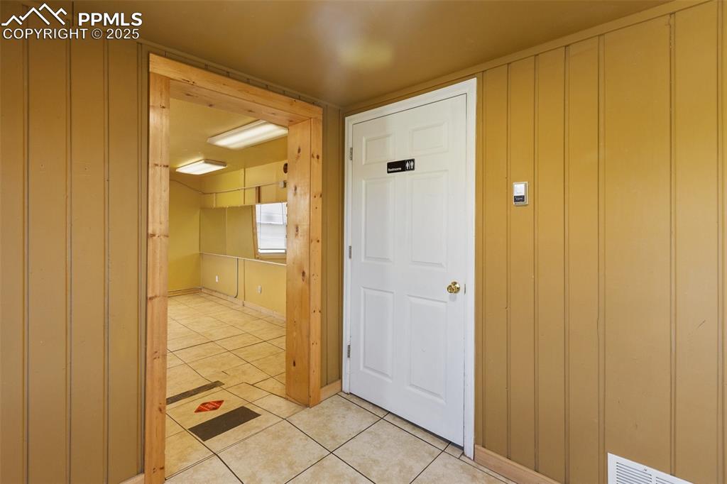 Image 16 of 36: Entry