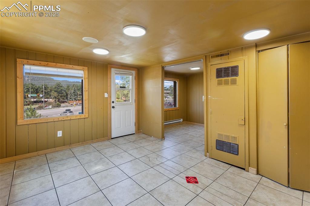 Image 20 of 36: Entry