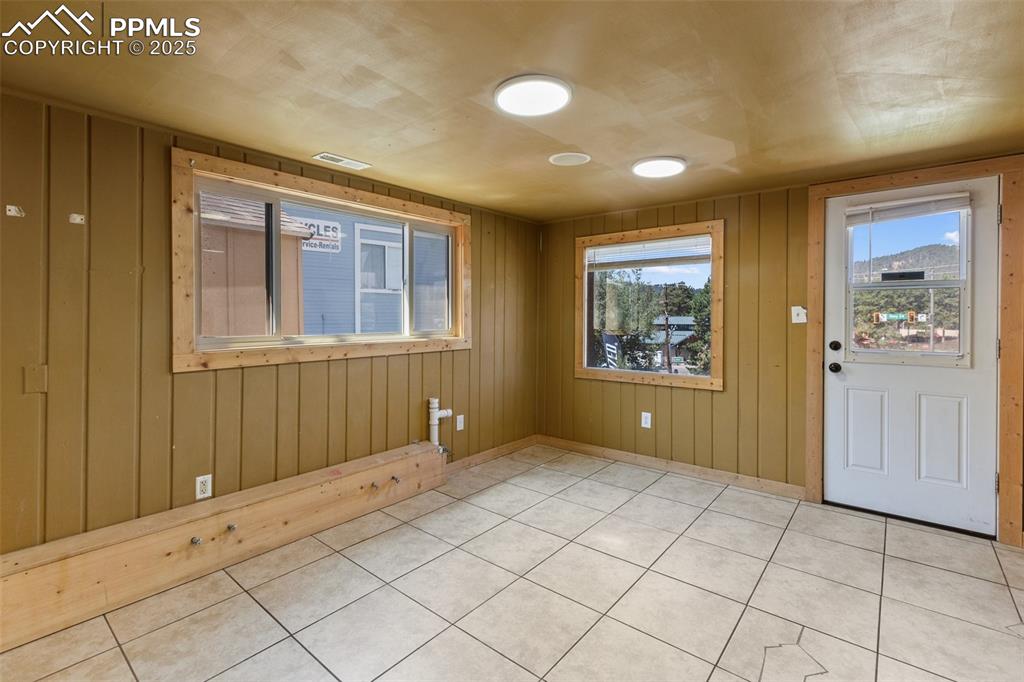 Image 22 of 36: Entry