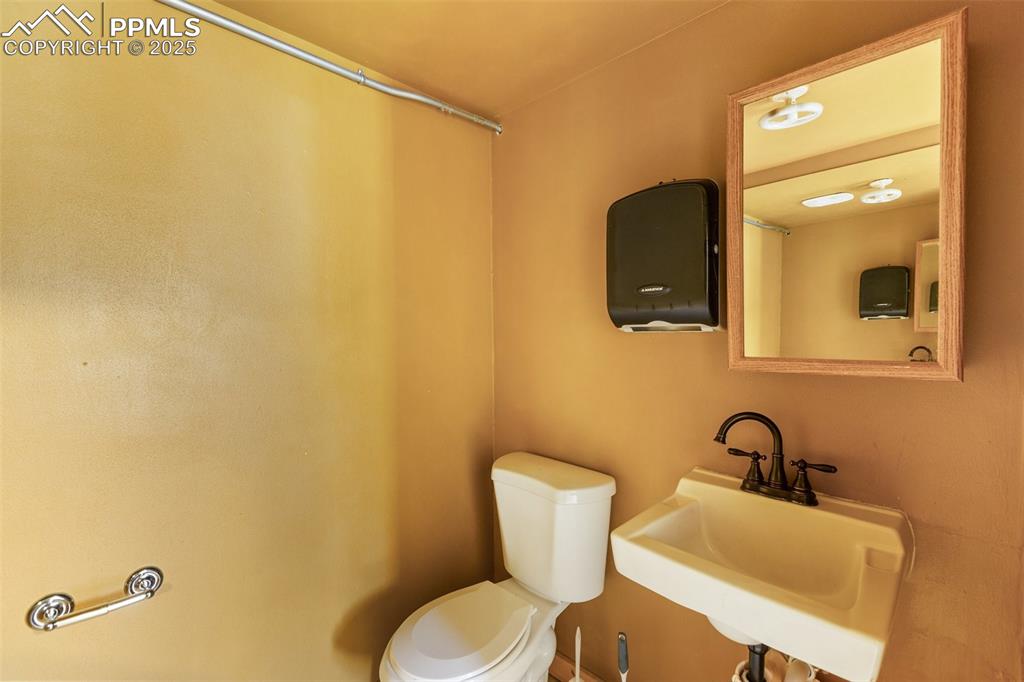 Image 28 of 36: Bathroom