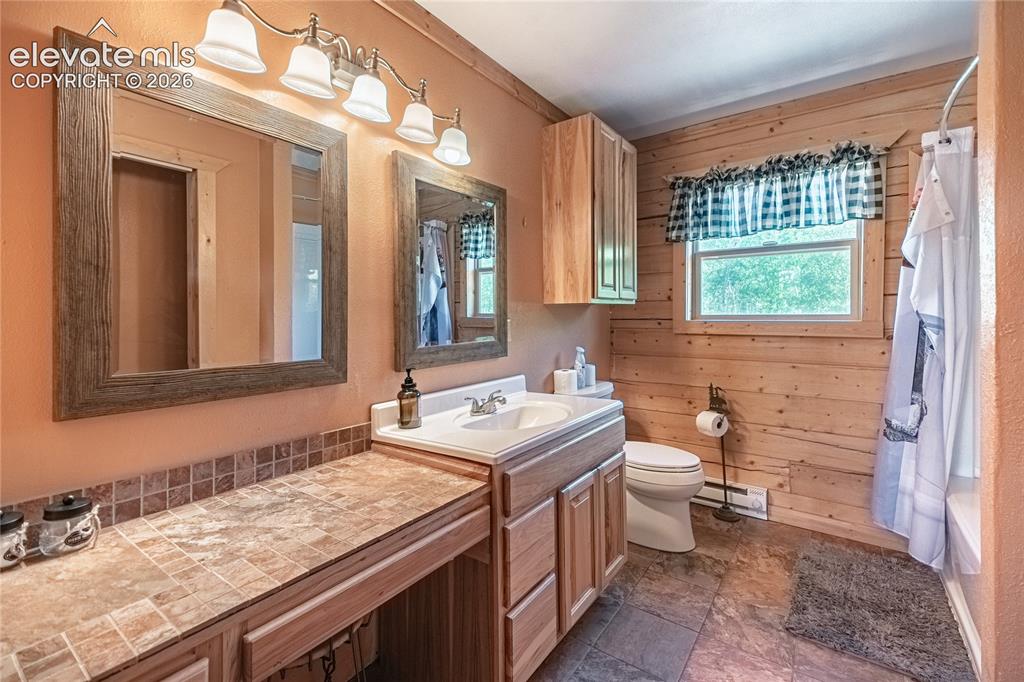 Image 13 of 45: Bathroom
