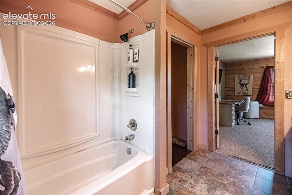 Image 14 of 45: Bathroom