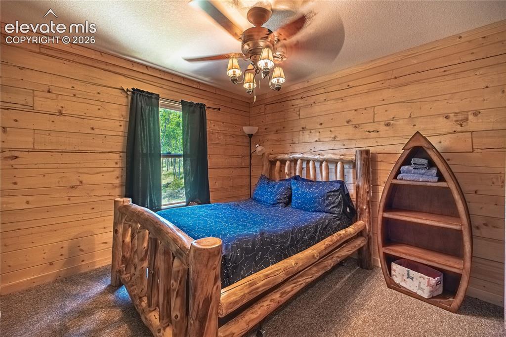 Image 18 of 45: Bedroom