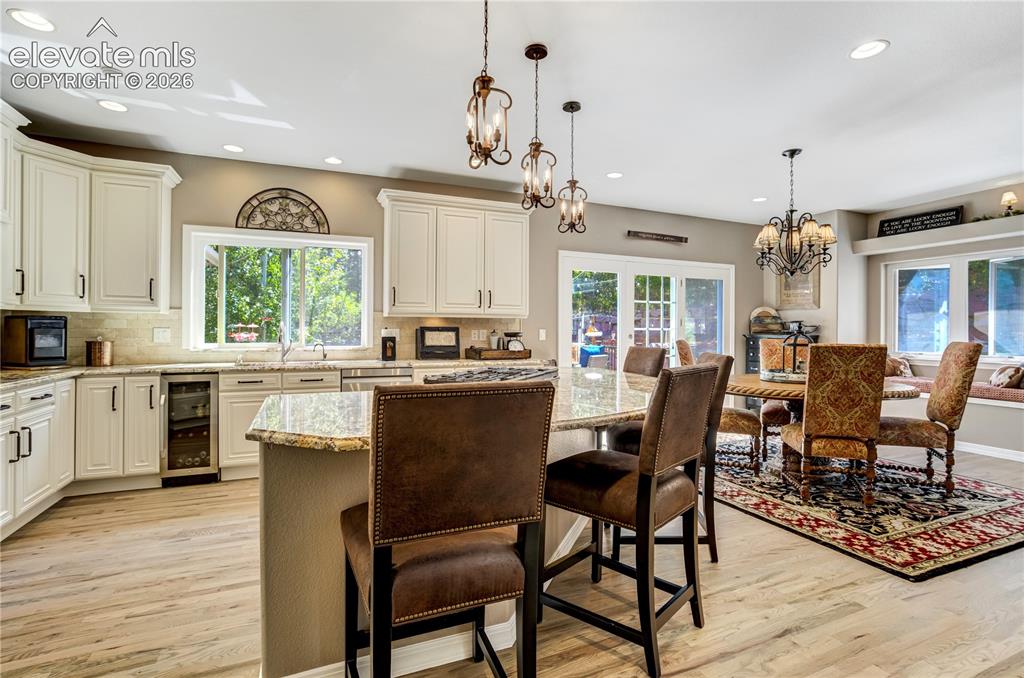 Image 10 of 50: Kitchen