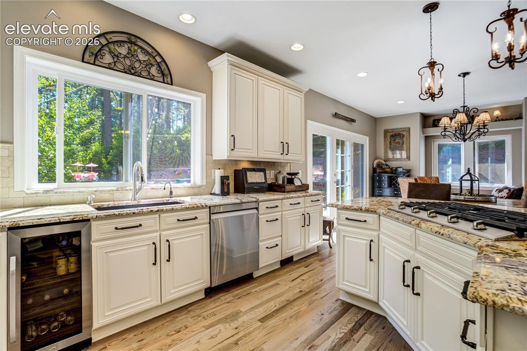 Image 11 of 50: Kitchen