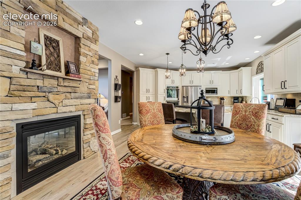 Image 8 of 50: Dining Area