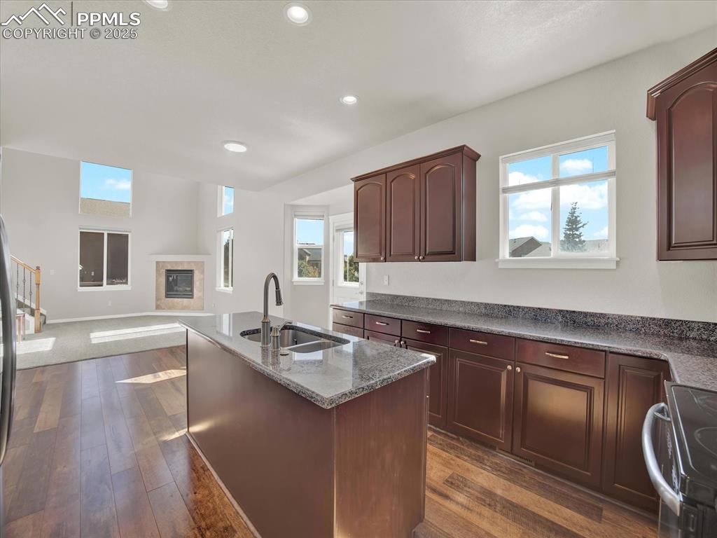 Image 15 of 50: Kitchen