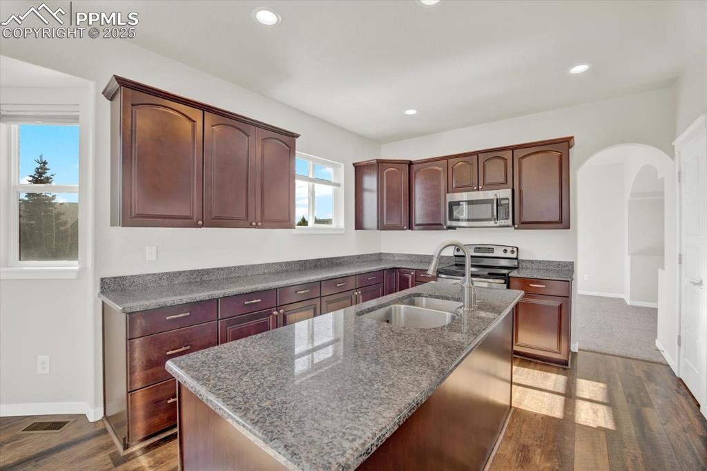 Image 16 of 50: Kitchen