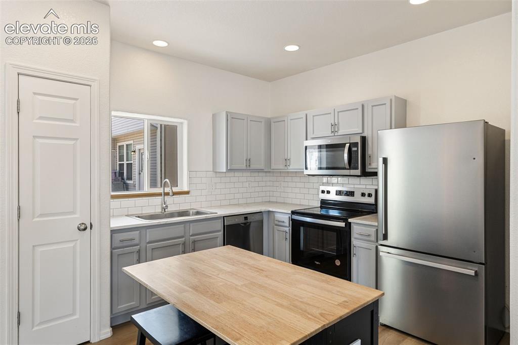 Image 10 of 24: Kitchen