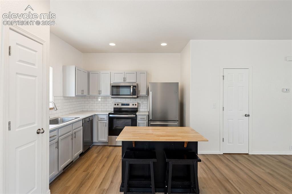 Image 11 of 24: Kitchen