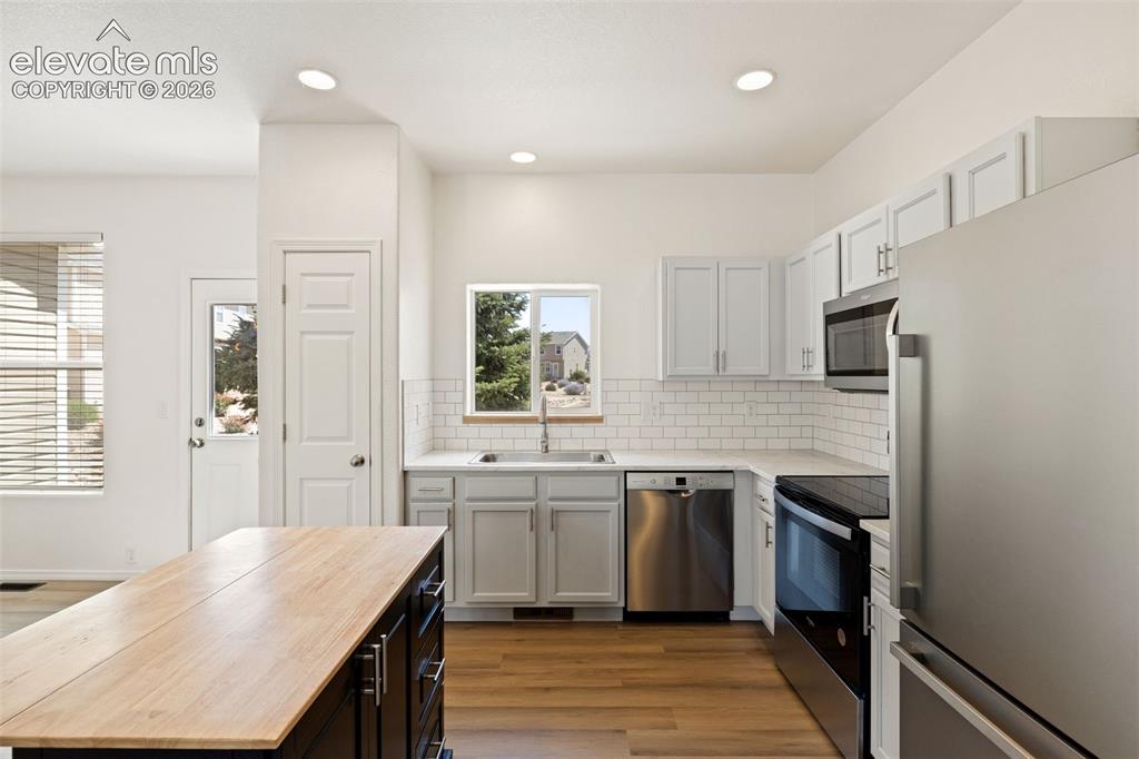 Image 13 of 24: Kitchen