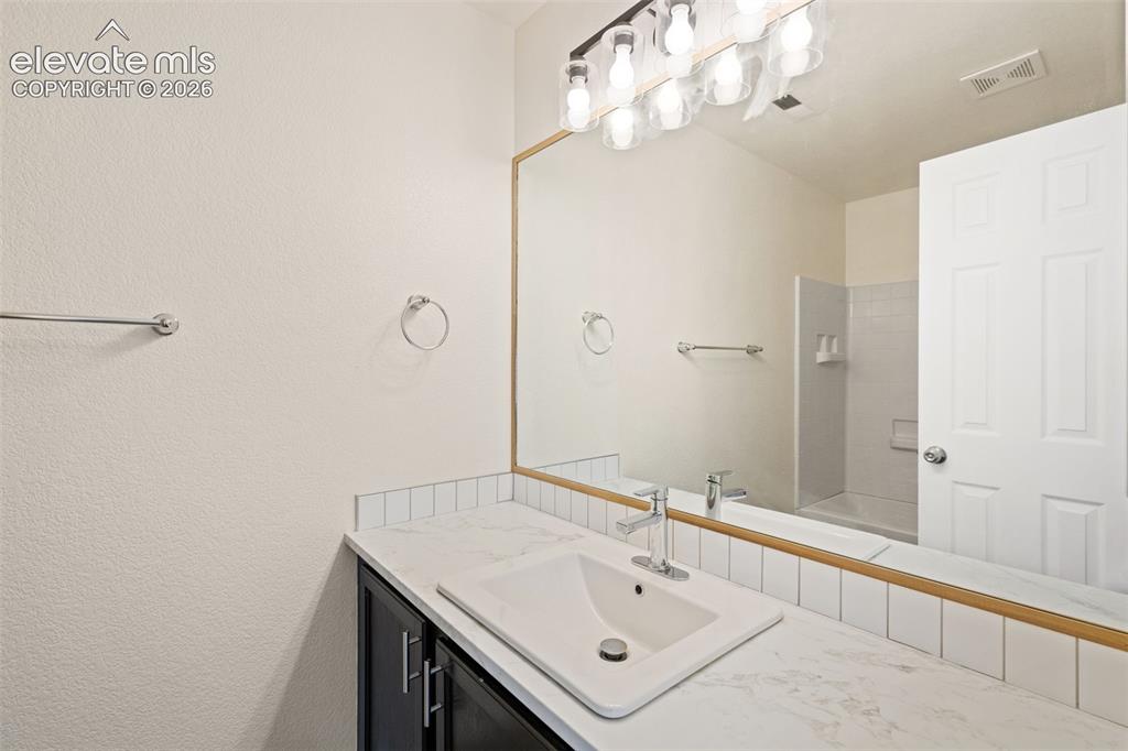 Image 18 of 24: Bathroom