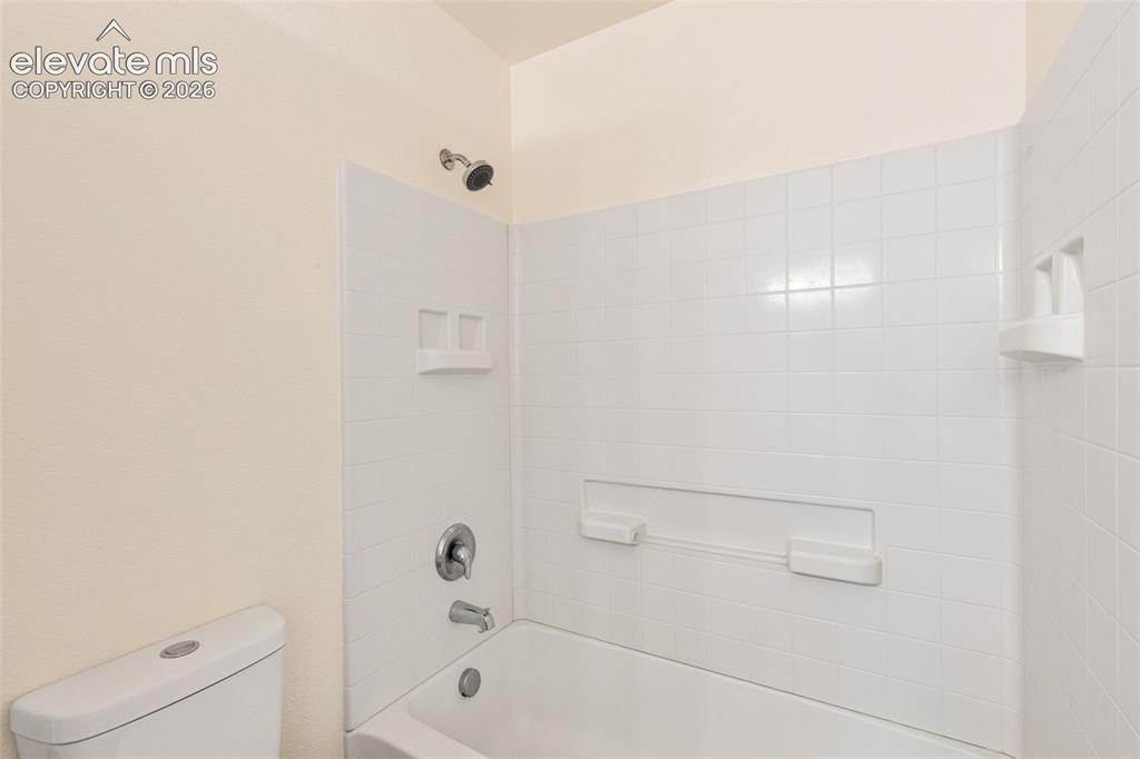 Image 19 of 24: Bathroom