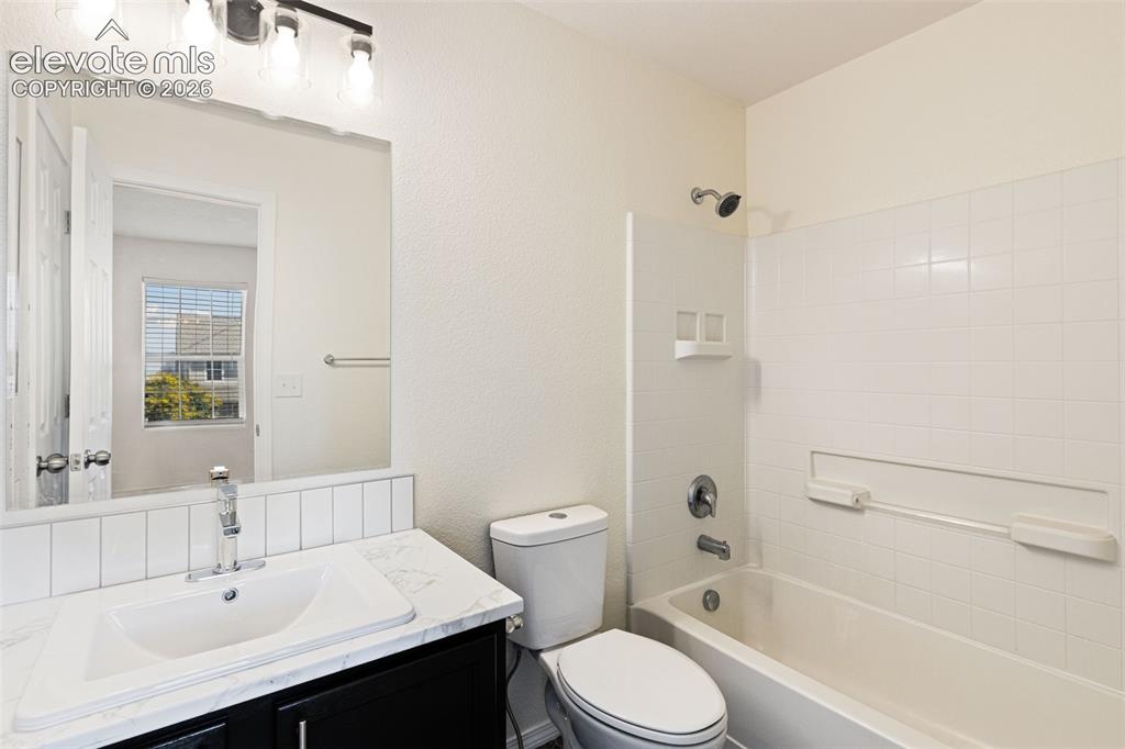 Image 22 of 24: Bathroom