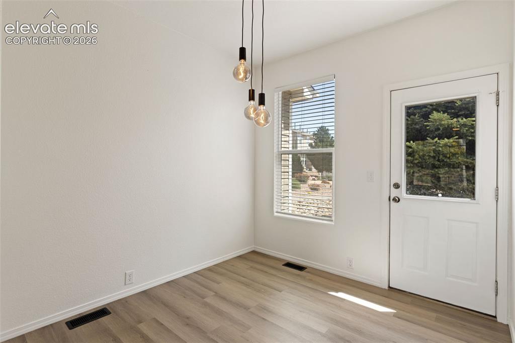Image 8 of 24: Dining Area