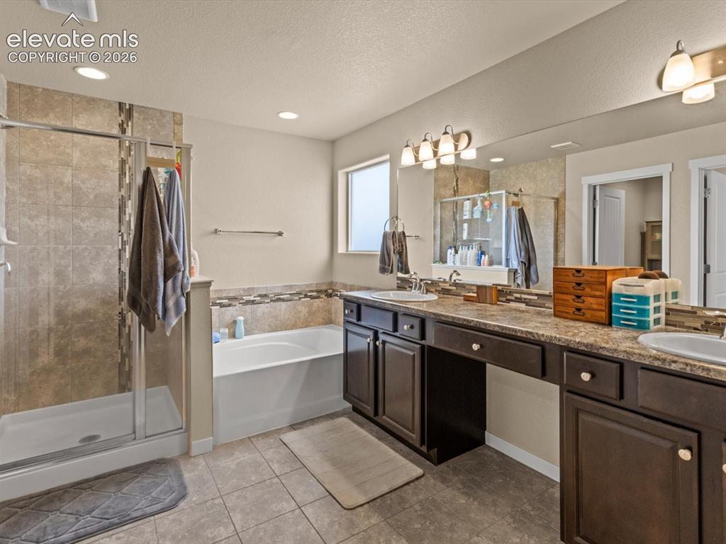 Image 29 of 45: On-suite master bathroom