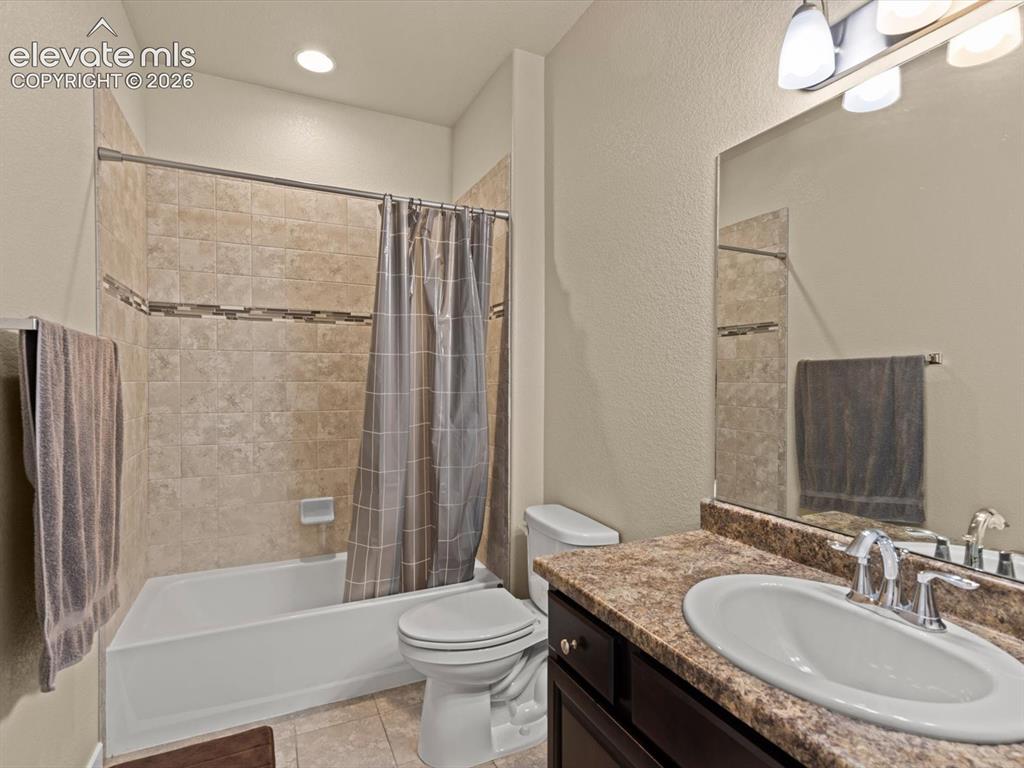 Image 36 of 45: Upstairs full bath.