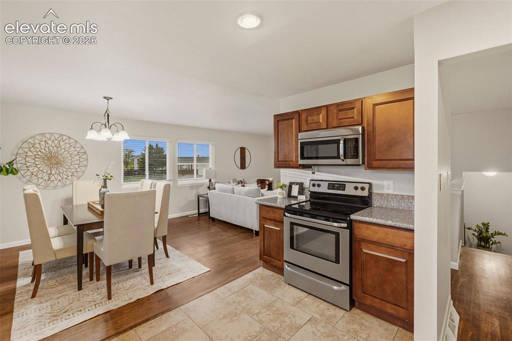Image 15 of 49: Kitchen