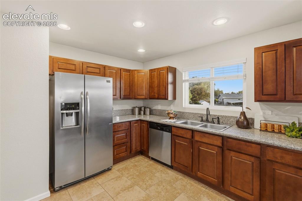 Image 18 of 49: Kitchen