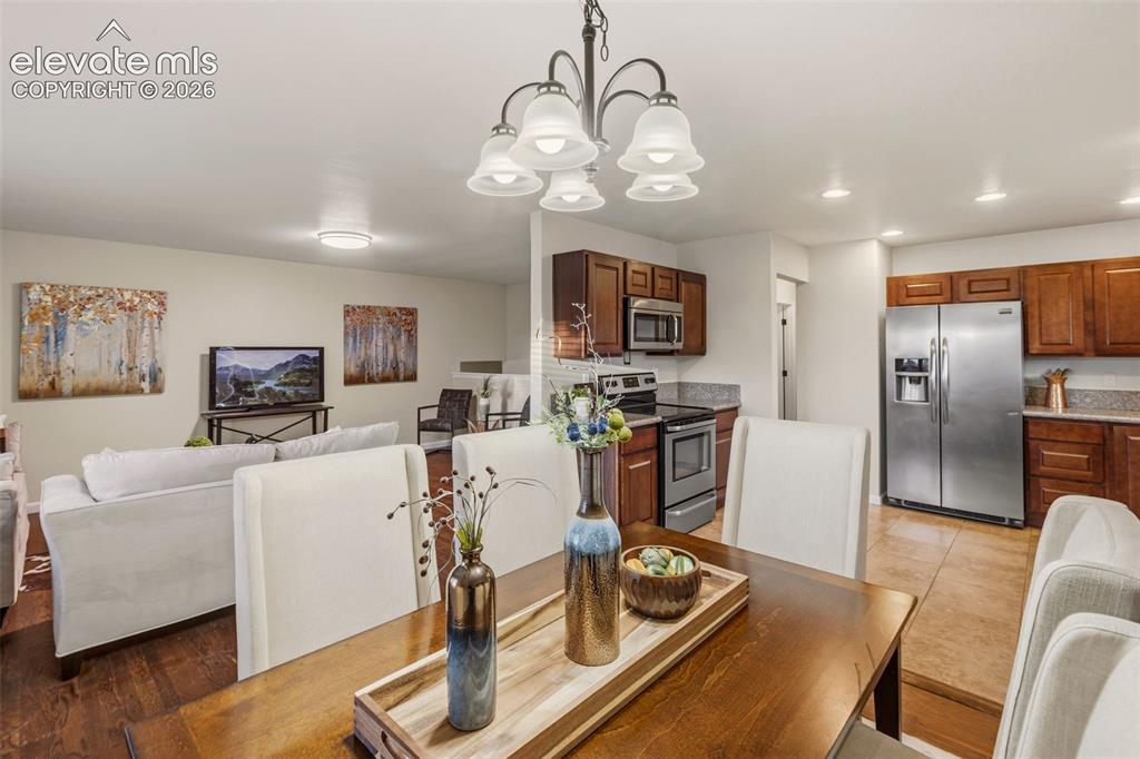 Image 19 of 49: Dining Area