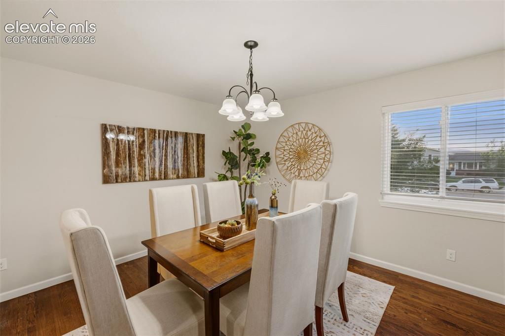 Image 21 of 49: Dining Area
