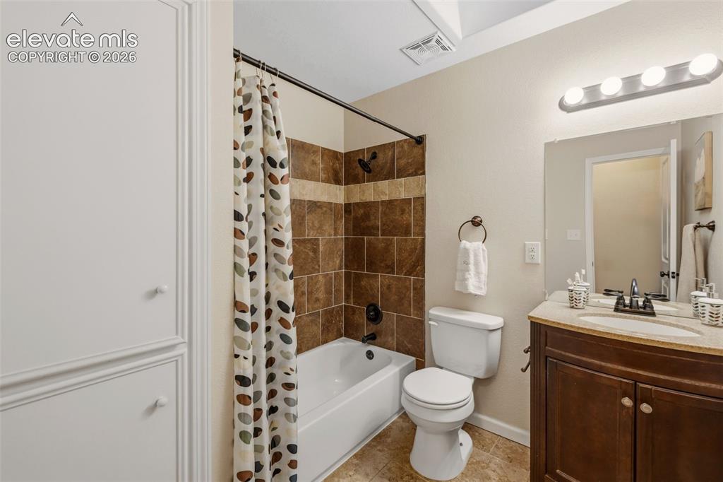 Image 26 of 49: Guest Bathroom