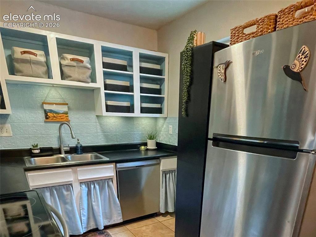Image 10 of 32: Kitchen