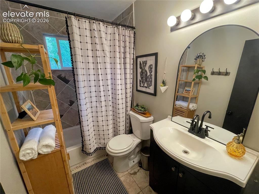 Image 12 of 32: Bathroom