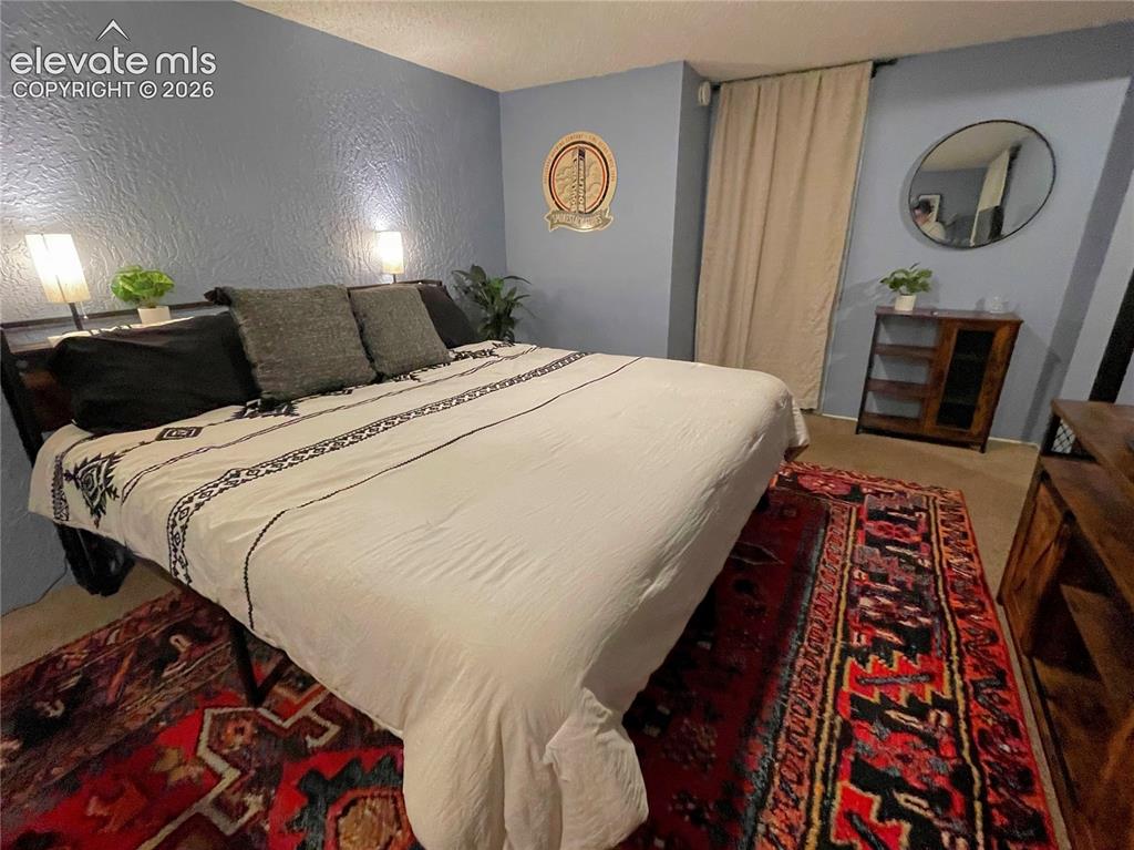 Image 19 of 32: Bedroom
