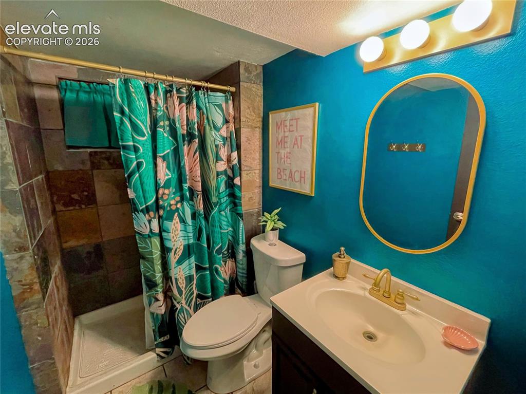 Image 20 of 32: Bathroom