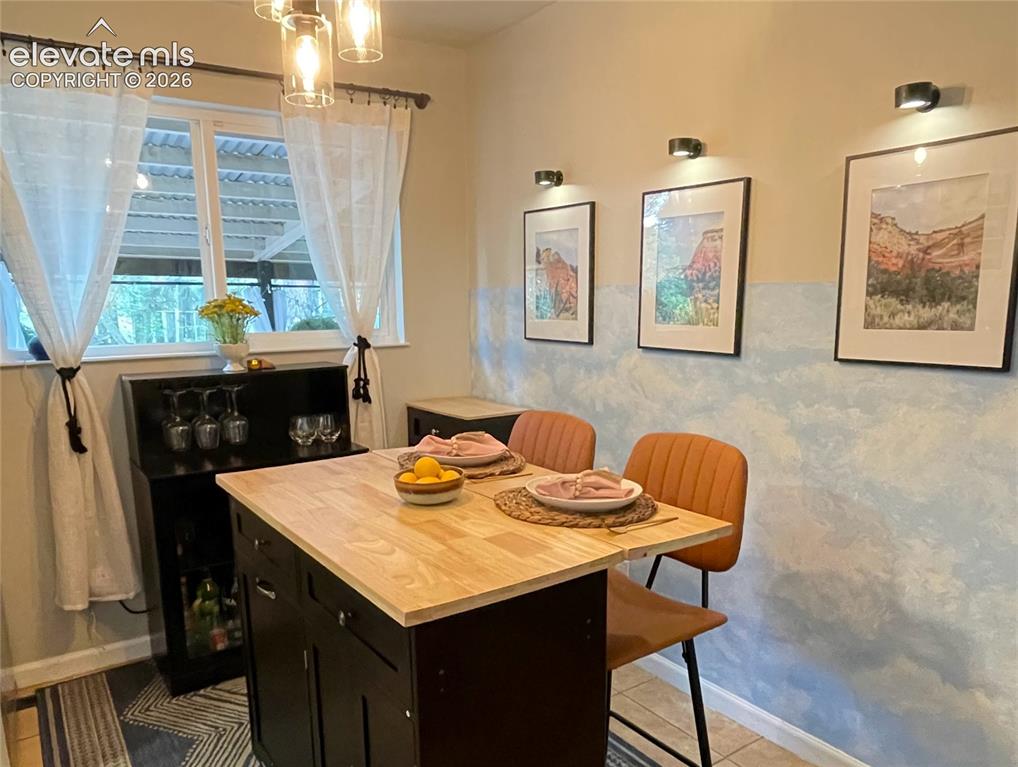 Image 8 of 32: Dining Area