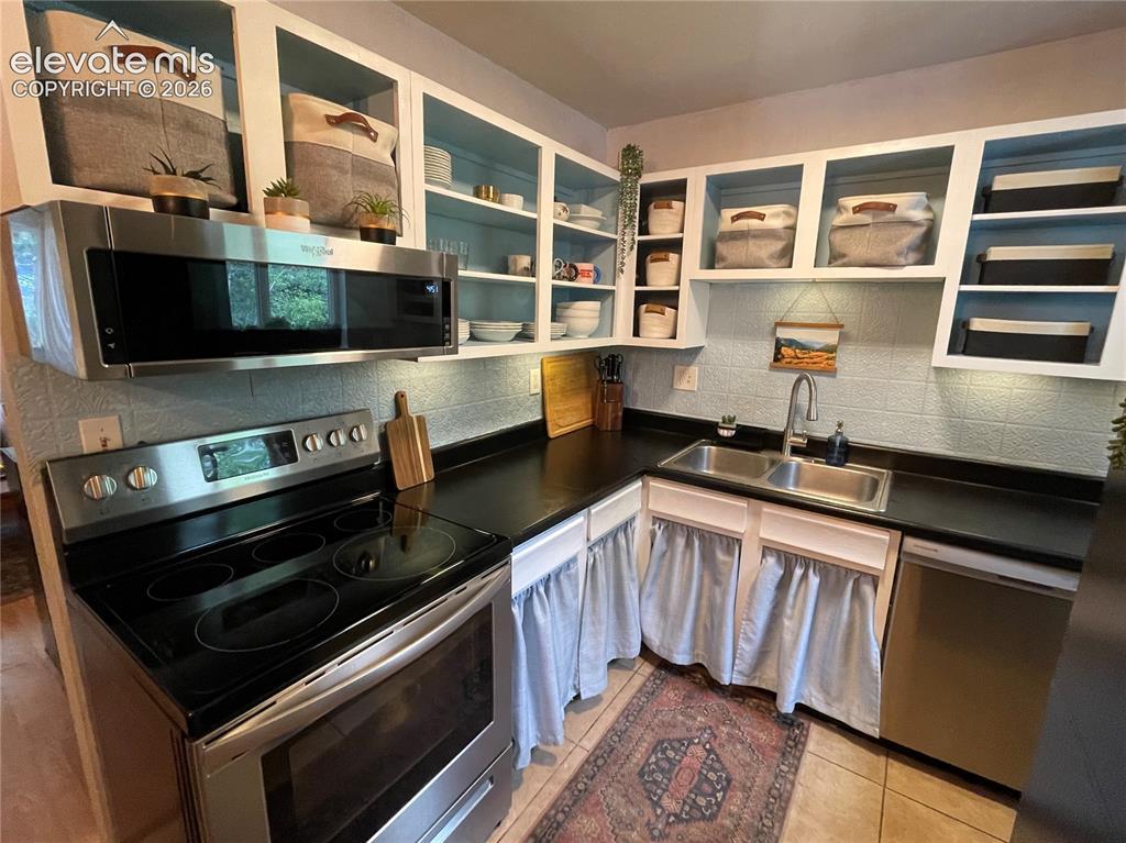 Image 9 of 32: Kitchen