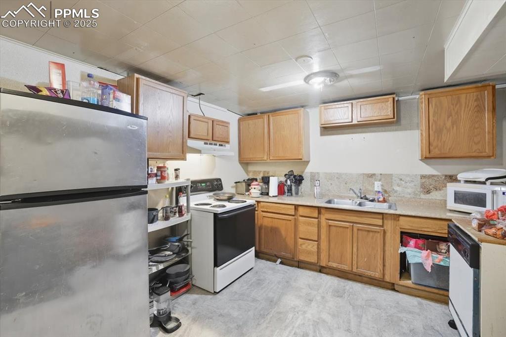 Image 15 of 31: Kitchen