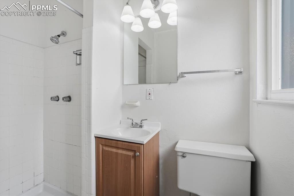 Image 5 of 31: Bathroom