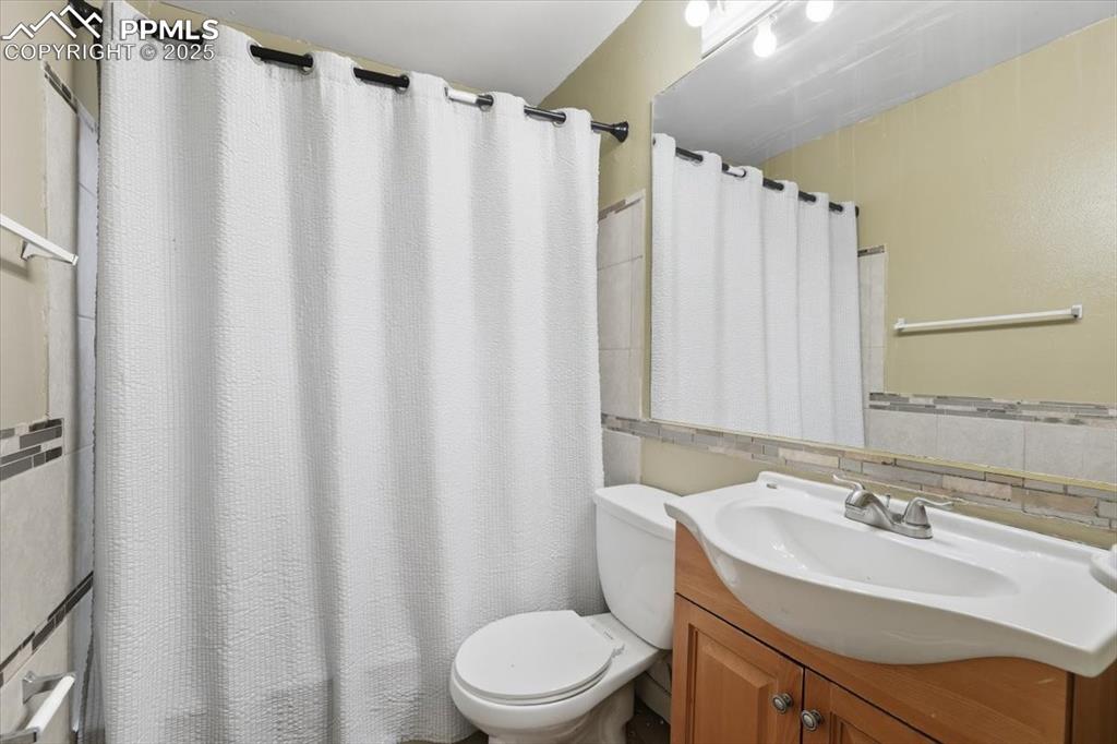 Image 7 of 31: Bathroom