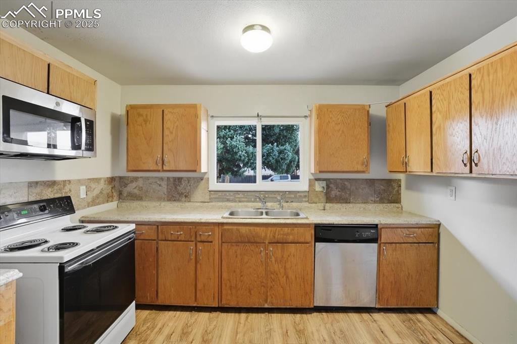 Image 8 of 31: Kitchen