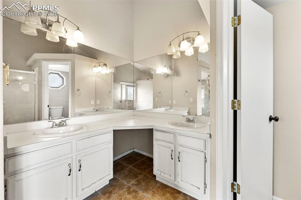 Image 16 of 28: Bathroom