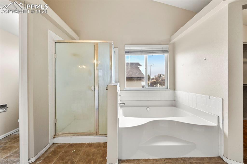 Image 17 of 28: Bathroom